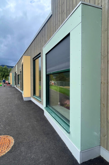 Fasadevindu på Innbygda barnehage tegnet av Lyngstad Arkitekter