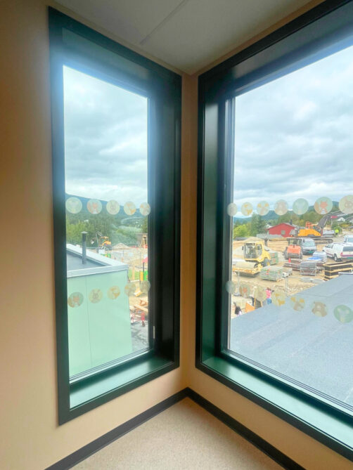 Vindu på spiserom hos ansatte i barnehagen på Trysil