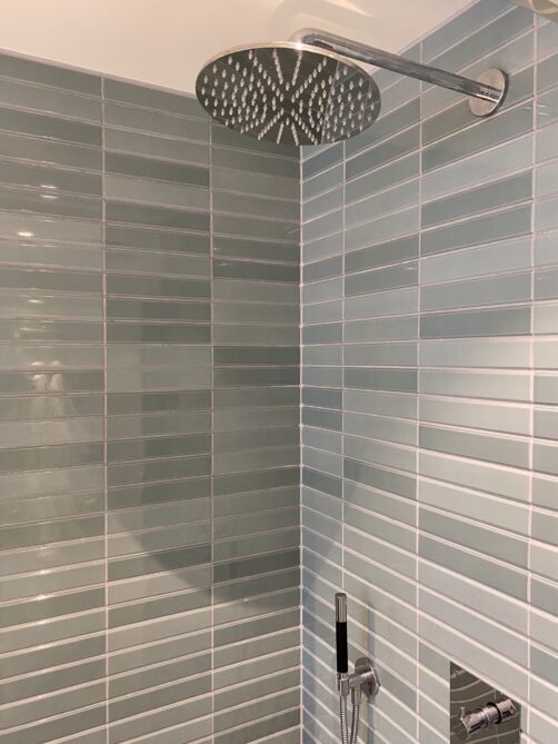 Dusjhjørne i eksisterende hytte, grønnblå fliser