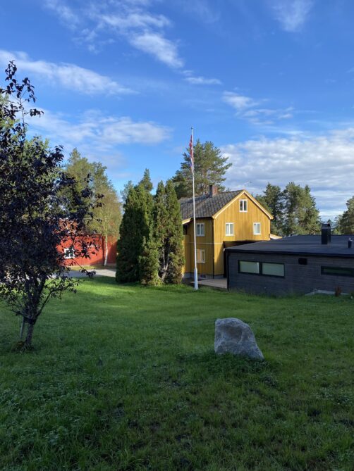 Fasade eksisterende hytte med tilbygg tegnet av Lyngstad Arkitekter