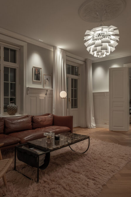 Hovedstue med nydelig Kongle pendel i taket som et smykke i rommet