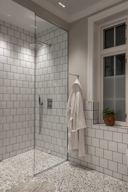 Dusjsone på hovedbad med hvit flis