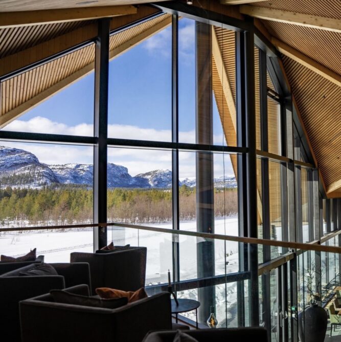 Loungen på hotellet med utsikt mot Alta elva og fjellene